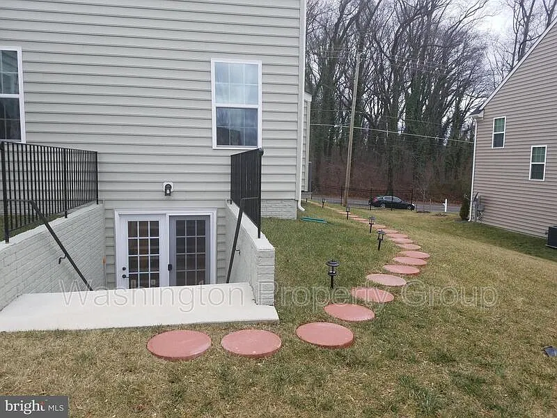 1 bed, 1.0 bath, 1264 sqft, $1,299 — Photo 2
