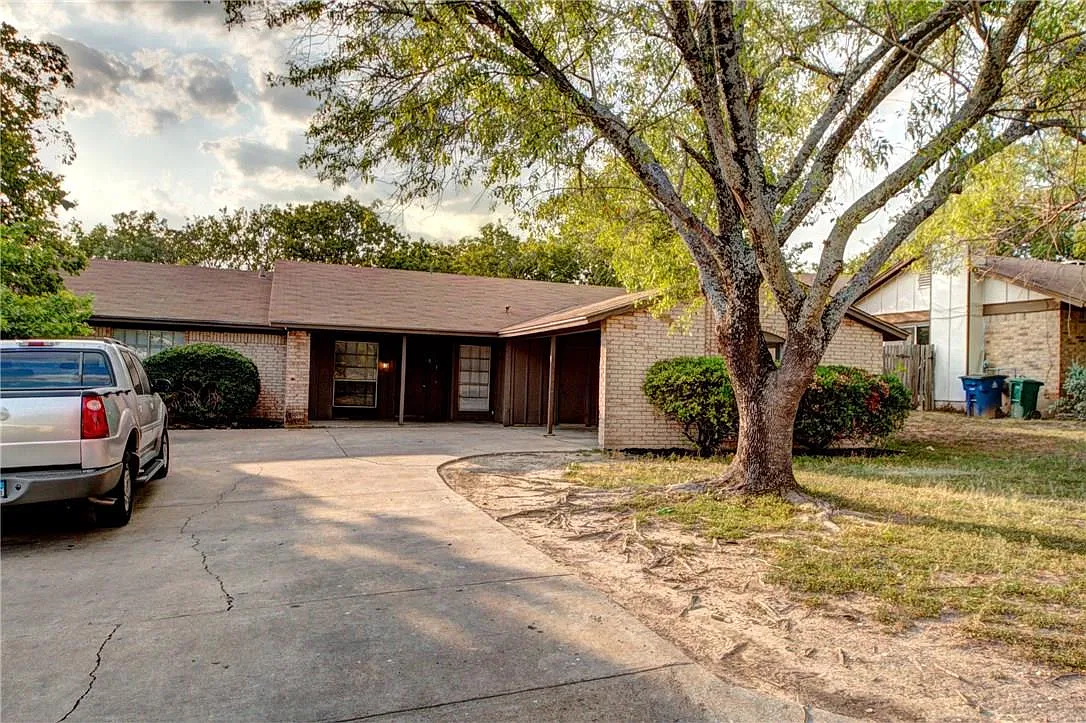 2 bed, 1.0 bath, 2166 sqft, $1,400 — Photo 2
