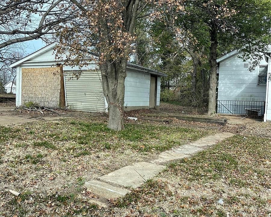 2nd image of 1115 Reale Ave