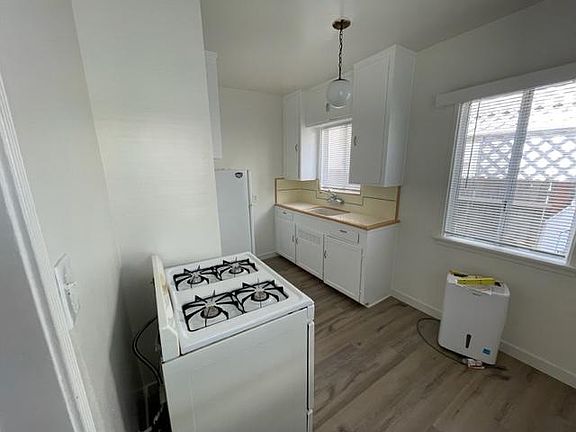 3rd image of 112 La Verne Ave #3