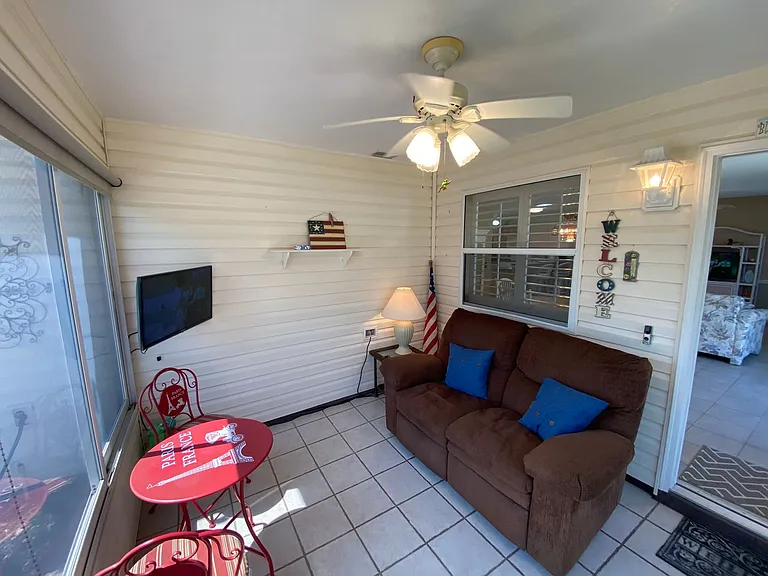 440 Canterbury Ct — Photo 2