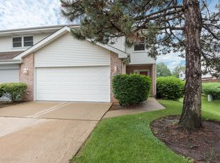 1013 Pinewood Dr, Downers Grove, IL 60516