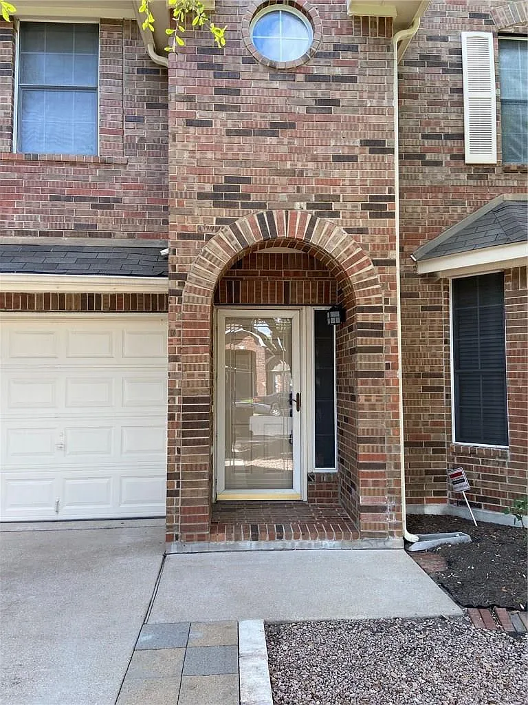 4 bed, 2.5 bath, 2424 sqft, $2,225 — Photo 3