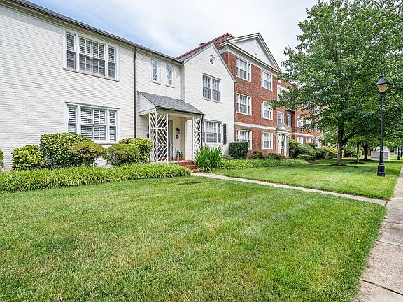 3rd image of 18 W Locke Ln