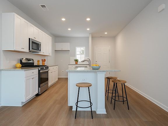3rd image of 554 Merrywood Dr
