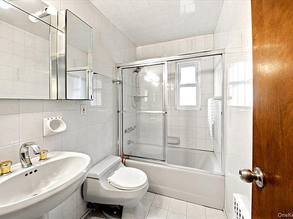 5th image of 2563 Laconia Avenue