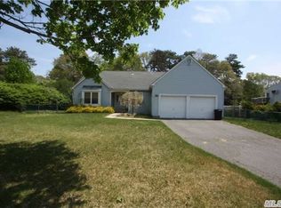 3 Hayes Ln, Coram, NY 11727
