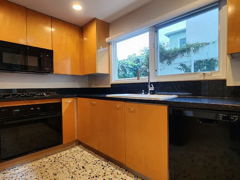 807 21st St #5 — Photo 7