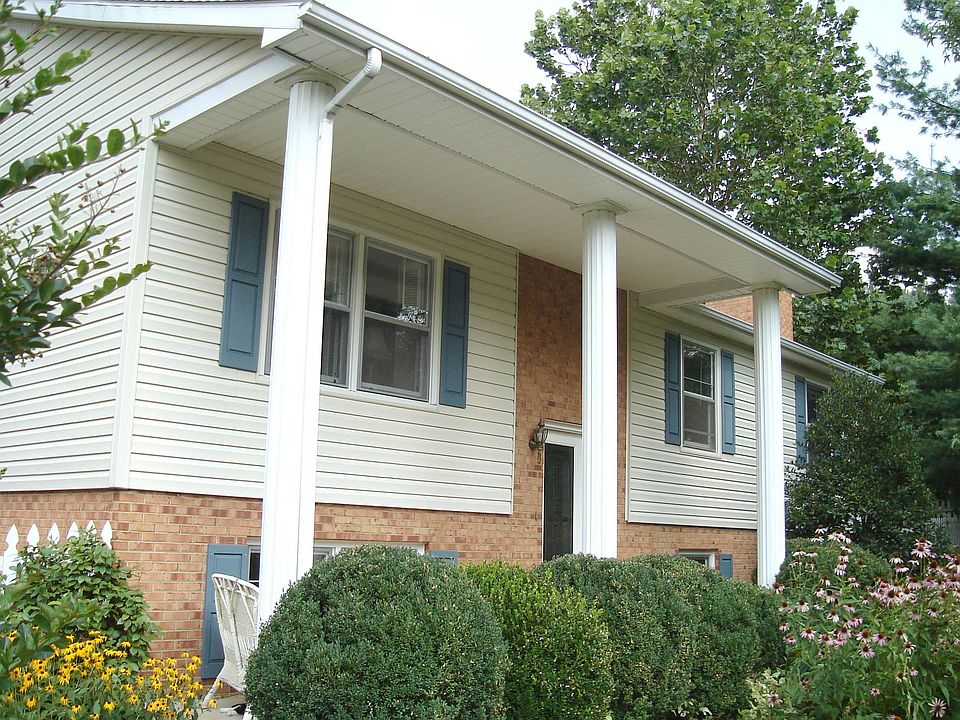 Large, Beautifully Landscaped Home!!