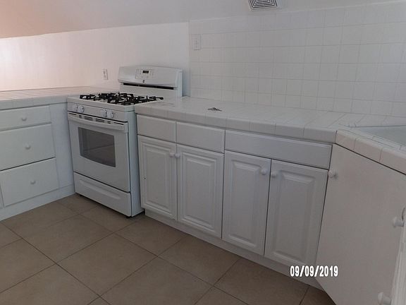 KITCHEN WITH GAS STOVE