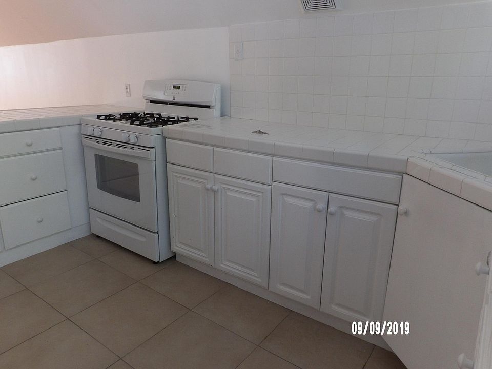 KITCHEN WITH GAS STOVE