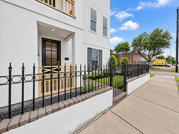 4th image of 2738 Harvard St