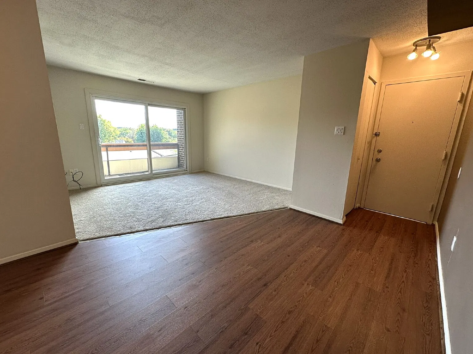 1 bed, 1.0 bath, 650 sqft, $1,350 — Photo 2