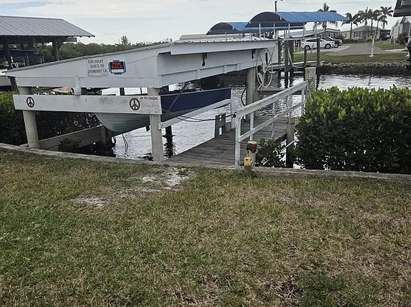 219 Merry Ln, Palmetto, FL 34221