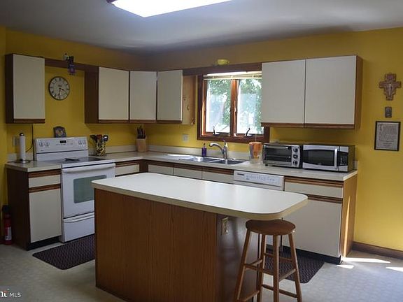 4th image of 41 Beech Hill Dr
