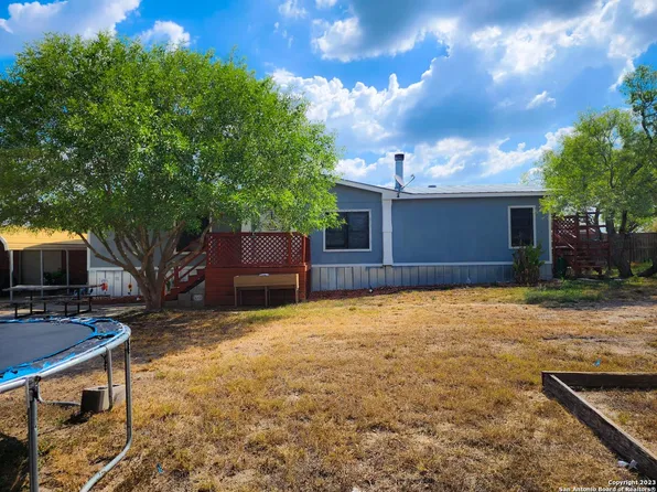 1410 N Davidson St, Karnes City, TX 78118