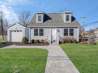 3 Fordham St, Patchogue, NY 11772