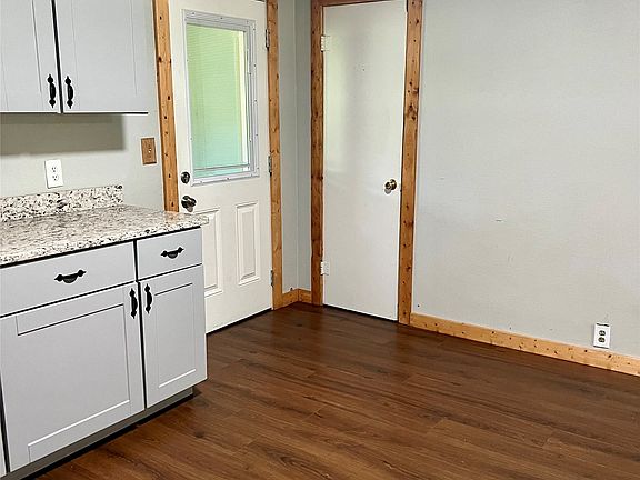 4th image of 2402 Greenway Dr