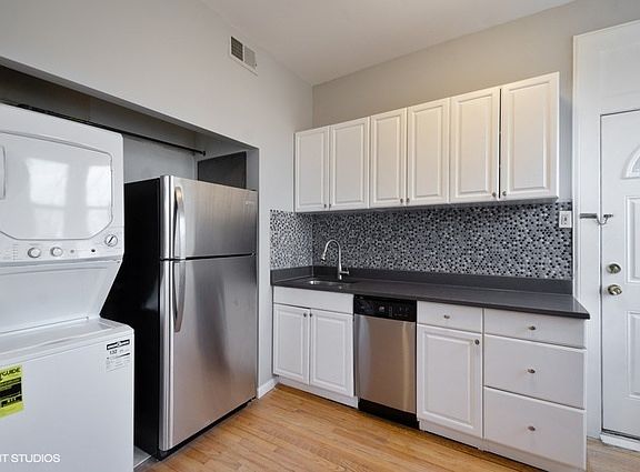 5th image of 4009 N St Louis Ave #2S