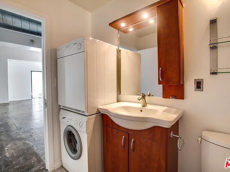 215 W 7th St #201 — Photo 15