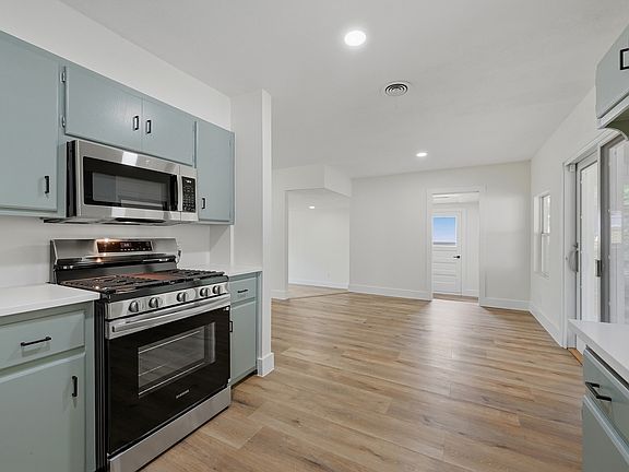 3rd image of 716 Pine St