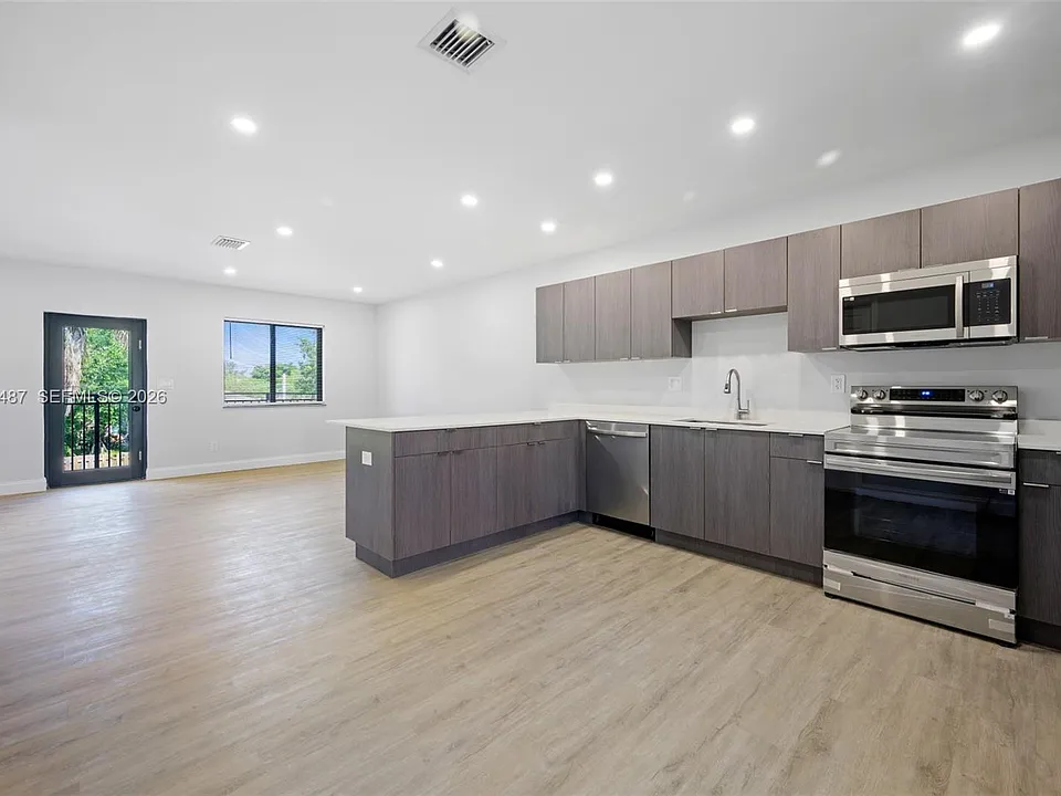 349 NW 40th St #202