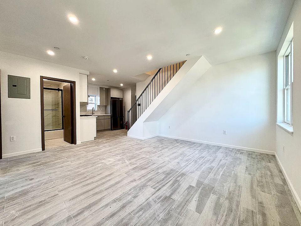 1st image of 1595 W 9th St #4