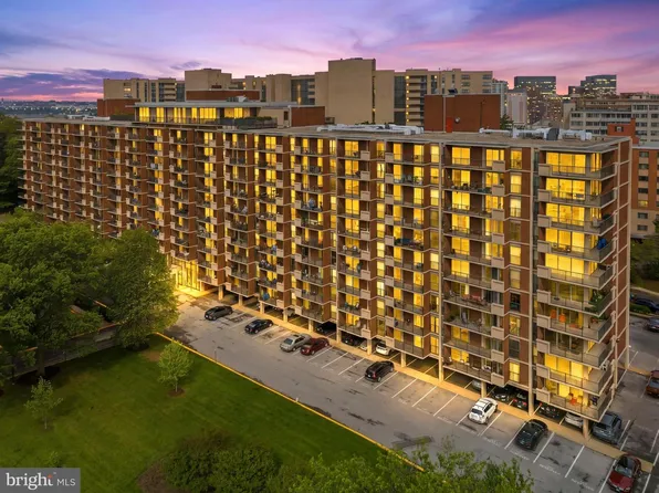 1300 Army Navy Dr APT 608, Arlington, VA 22202