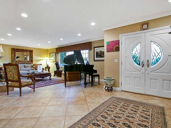 5th image of 811 E Sierra Madre Ave
