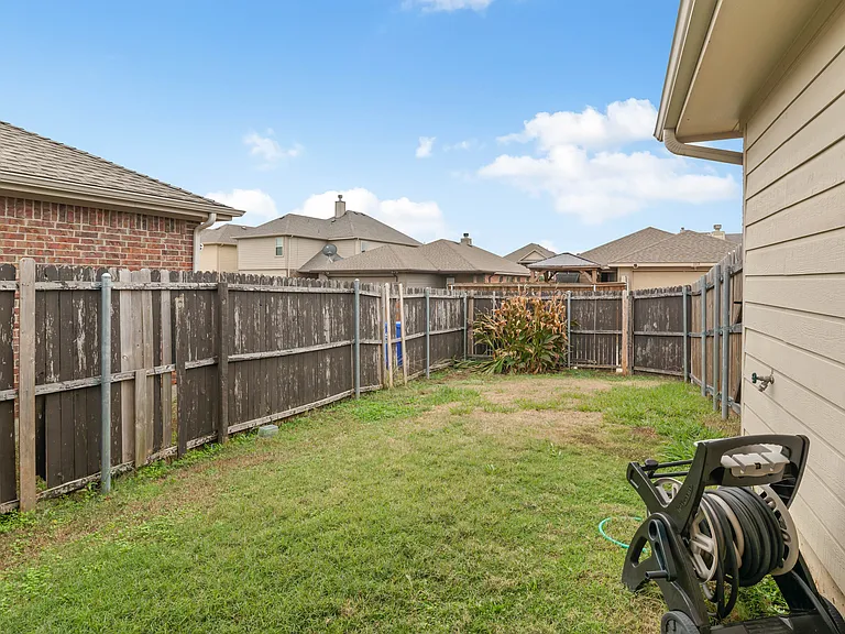 1313 Honeywood Ln — Photo 21