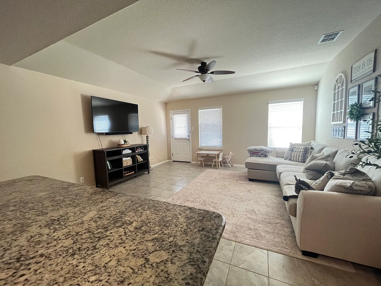 5 bed, 2.5 bath, 2544 sqft, $2,200 — Photo 4
