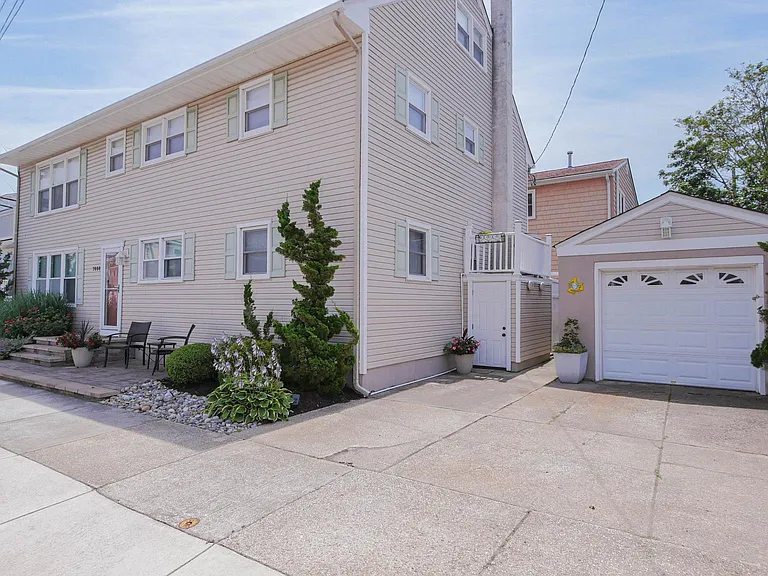 7000 Winchester Ave — Photo 4