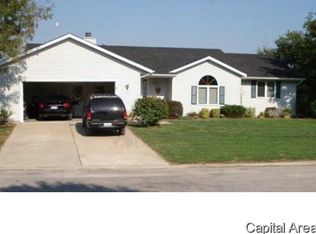 121 Hoelting St, Farmersville, IL 62533