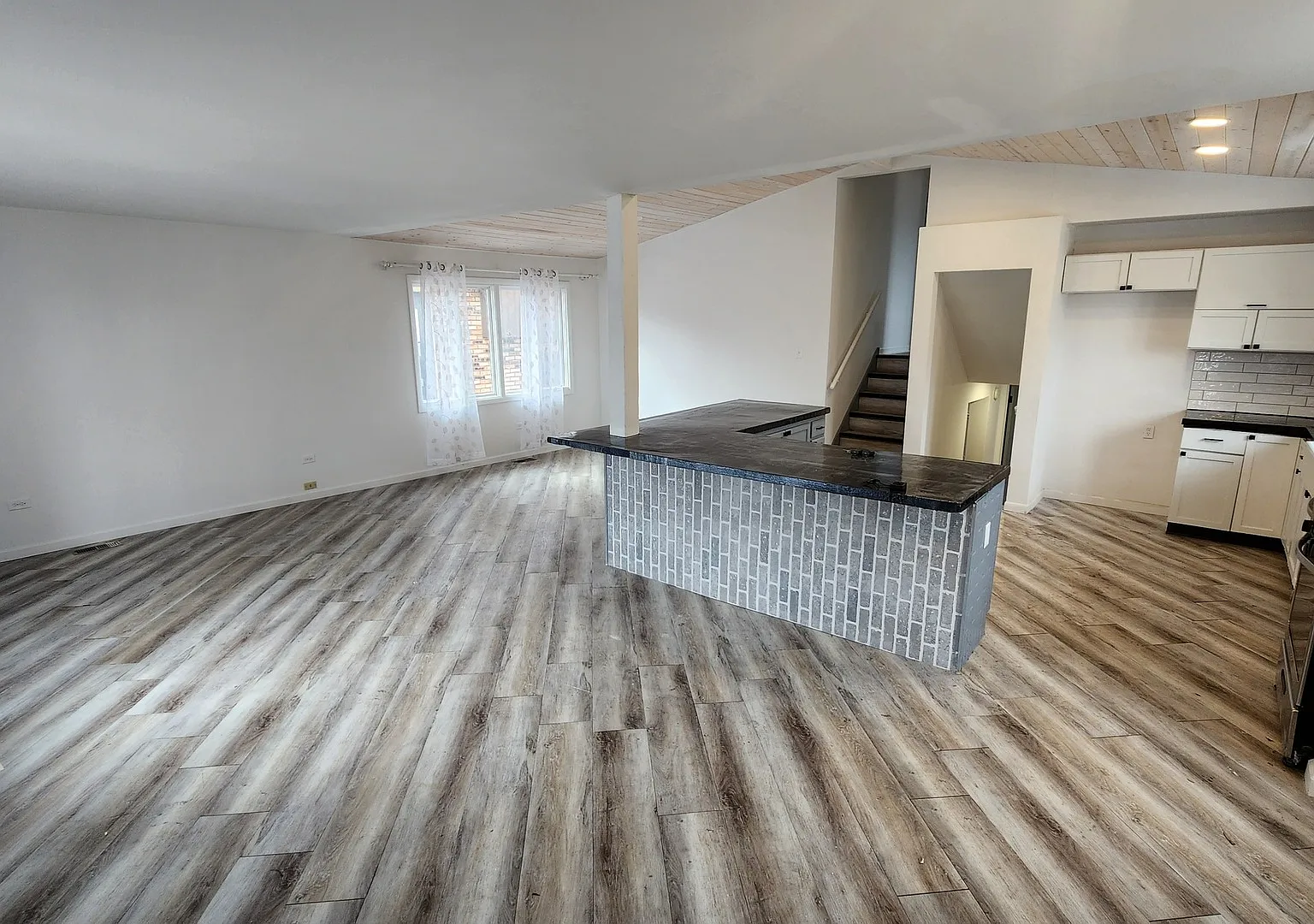 4 bed, 1323 sqft, $2,750 — Photo 2
