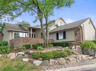 7208 Creeks Bend Dr, West Bloomfield, MI 48322