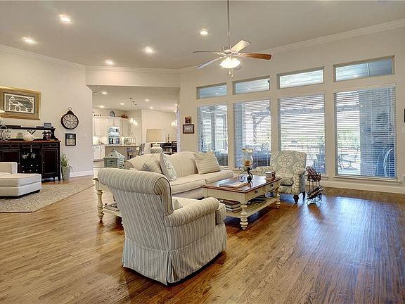 4th image of 661 Meadow Creek Dr