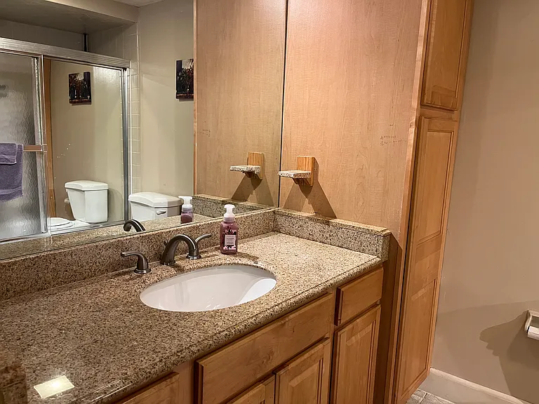 Upper Level - Common bath