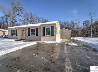 923 Cole Creek Dr, Omaha, NE 68114