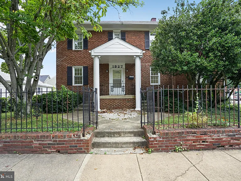 1327 S Queen St — Photo 1