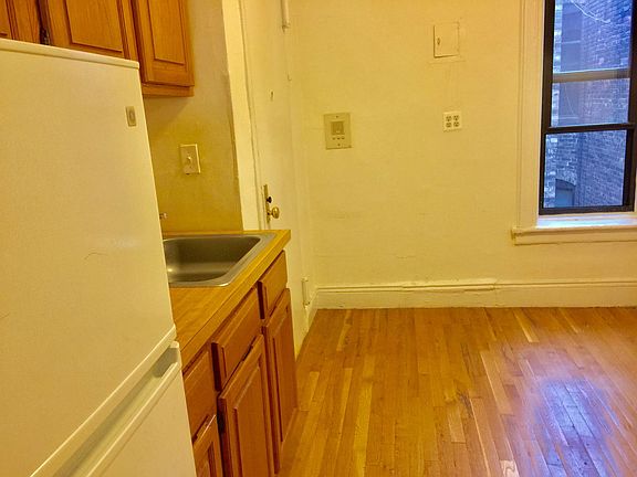 3rd image of 238 E 89th St APT 4D