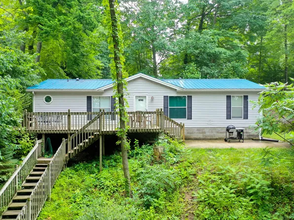 8712 Chain O Lakes Dr, Delton, MI 49046