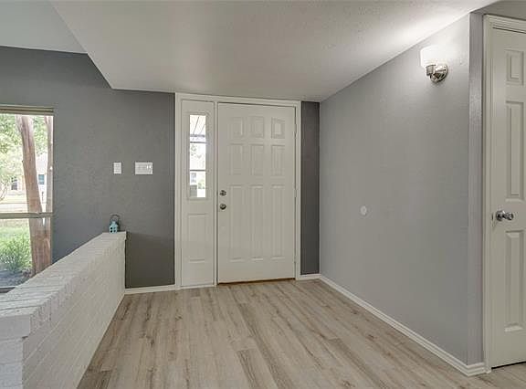 3rd image of 2844 Oxford Ln