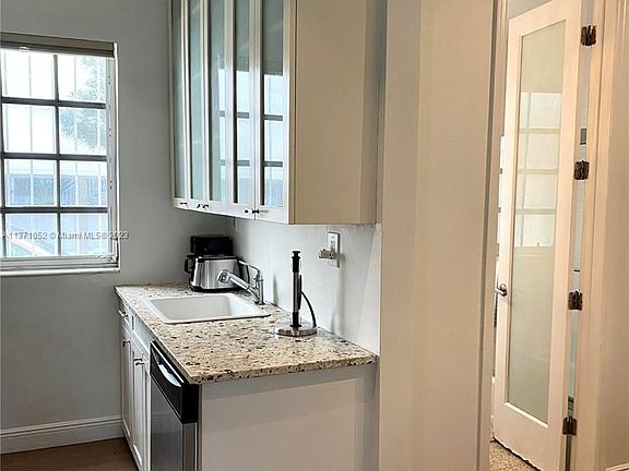 3rd image of 439 15th St APT 12