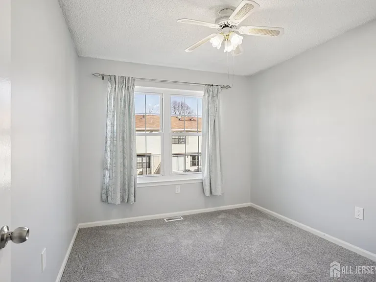 204 Hampshire Ct — Photo 14