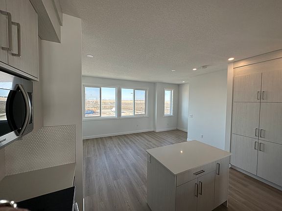 4th image of 204 Merganser Dr W