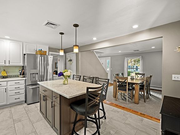 3rd image of 8 Robinwood Dr