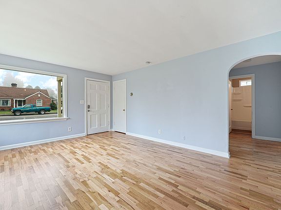 3rd image of 1223 Puget St NE