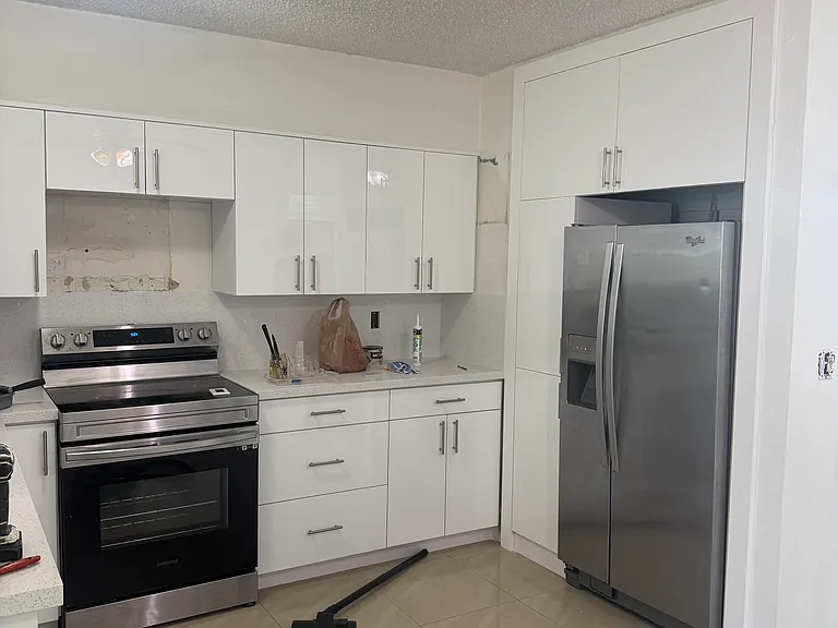 500 SW 27th Ter #3 — Photo 3
