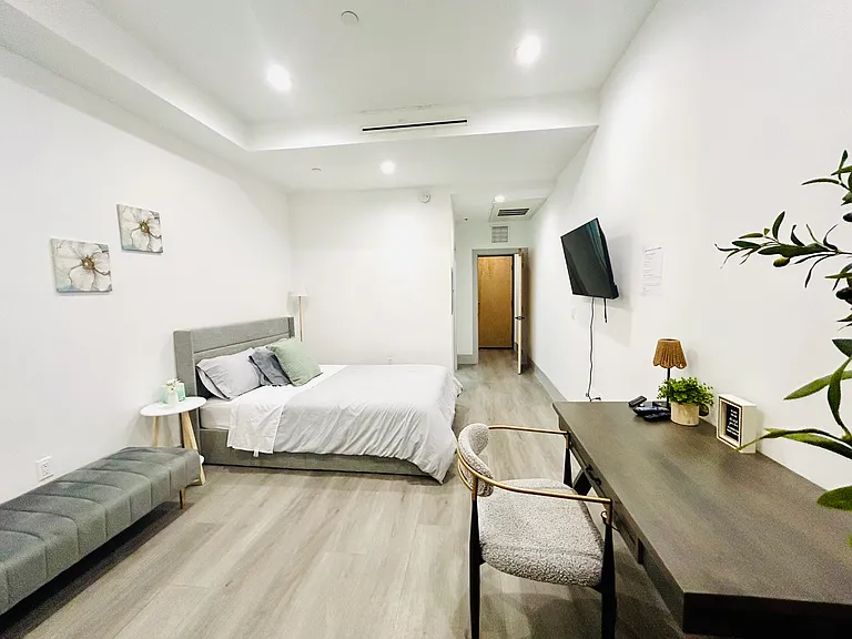 14954 Sherman Way #202 — Photo 9