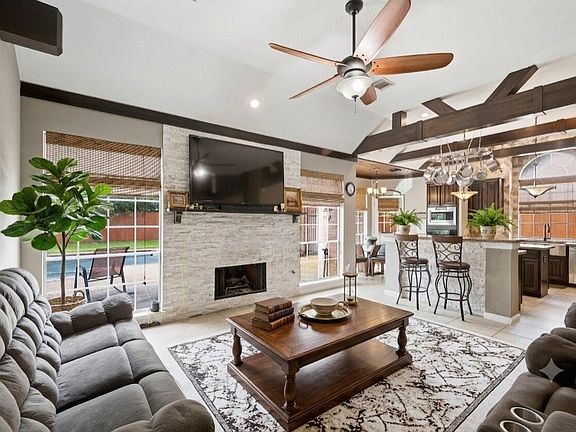 2nd image of 2202 Parkview Ln